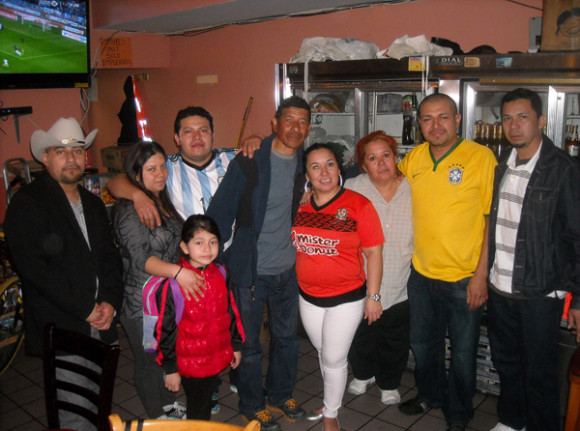 Las Águilas Girls se despidieron del campeonato dominguero en la Liga de Fútbol Ángeles en Brooklyn, con un suculento banquete en el Migueleno restaurante de Brooklyn. Posando para la foto del recuerdo Jeannette Martínez "La Aguilucha Mayor", rodeada de sus padres Doña Tere y Milton Valdez así como el Sr. José Luis Cruz, gerente del restaurante, (Foto: Buki Chapin).