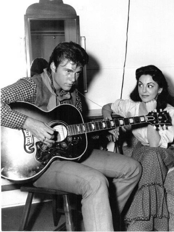 Ricky Nelson y Estelita Rodr&iacute;guez en Rio Bravo.