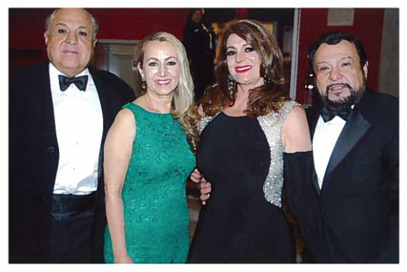 Ra&uacute;l Fern&aacute;ndez, se&ntilde;ora de Fern&aacute;ndez, Rosa Gloria Chagoy&aacute;n y Rolando Fern&aacute;ndez.
