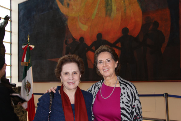 Durante la celebraci&oacute;n por el retorno del Mural Fraternidad a Naciones Unidas la Embj. Sandra Fuentes-Berain (Izq.), C&oacute;nsul General de M&eacute;xico en Nueva York felicit&oacute; a Mar&iacute;a Cristina Garc&iacute;a Cepeda (Der.), Directora General del Instituto Nacional de Bellas Artes de M&eacute;xico (INBA) por el trabajo de restauraci&oacute;n de la famosa obra.