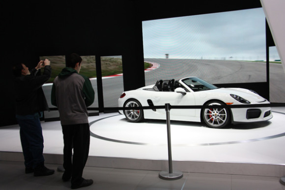 Papa e hijo admiran el Porsche Cayman 2015. 