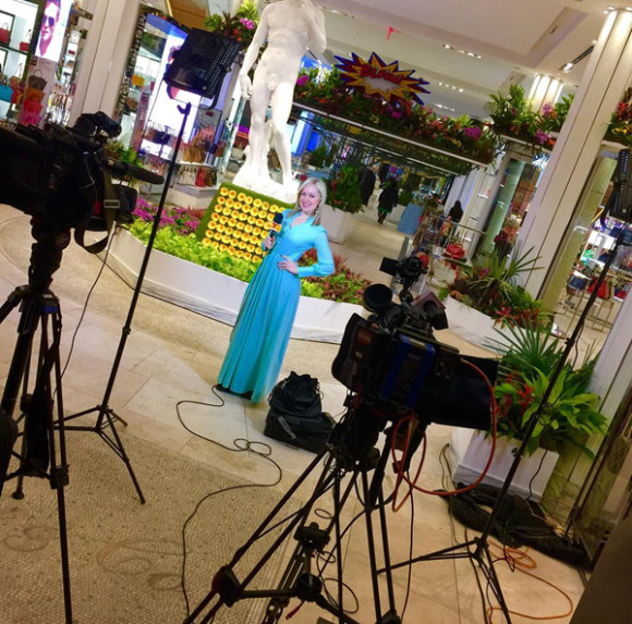 Ver&oacute;nica Albornoz rodeada de las c&aacute;maras de Telemundo Canal 47, NBC en Espa&ntilde;ol, reporta para el programa Un Nuevo D&iacute;a desde la tienda Macy&rsquo;s en el coraz&oacute;n de Manhattan.
