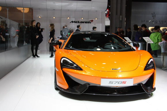 Las personas hac&iacute;an fila para ver los McLaren. En esta foto el Mclaren 570 S cual debut&oacute; en Nueva York. 