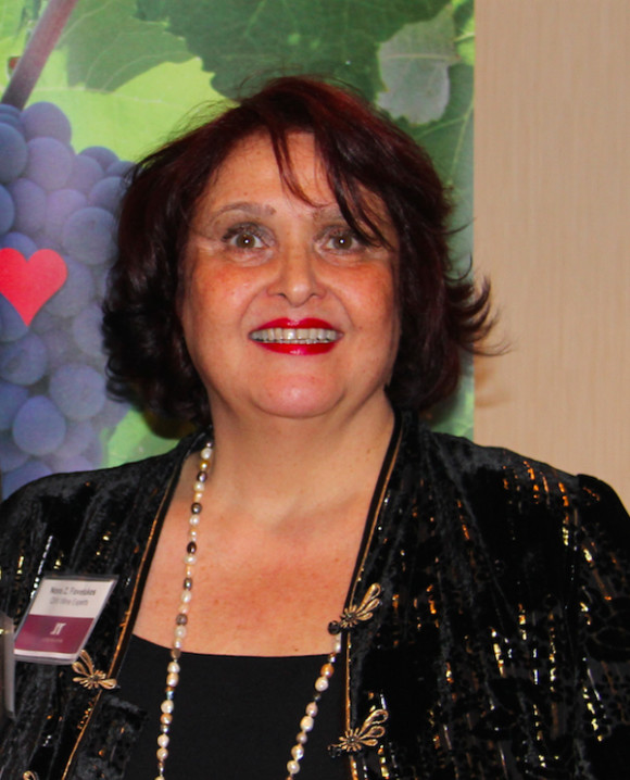Nora Favelukes ha trabajado intensamente por la promoci&oacute;n de los vinos iberoamericanos en Estados Unidos desarrollando una excepcional carrera profesional que la acreditan como la mayor especialista del tema en la regi&oacute;n.