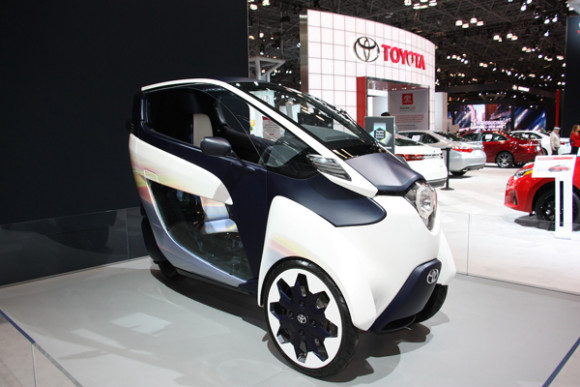 Toyota ense&ntilde;a el i-Road , un carro el&eacute;ctrico para la ciudad.