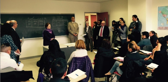  La Embajadora Sandra Fuentes-Berain, C&oacute;nsul General de M&eacute;xico en Nueva York durante su intervenci&oacute;n junto a las autoridades educativas, patrocinadores y estudiantes del Programa de Certificaci&oacute;n de Competencias en la Industria de la Hospitalidad inaugurado en el City Tech de Brooklyn.