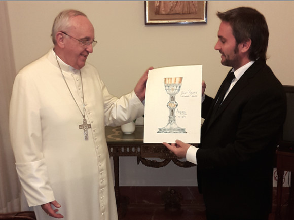 Adri&aacute;n Pallarols present&oacute; el dise&ntilde;o y la idea para la elaboraci&oacute;n del c&aacute;liz al Papa Francisco en audiencia privada en el Vaticano y cuenta con su bendici&oacute;n en este proyecto. El c&aacute;liz contendr&aacute; gramos de diferentes piezas de plata donadas por los feligreses. (Foto: Archivo personal de Adri&aacute;n Pallarols)