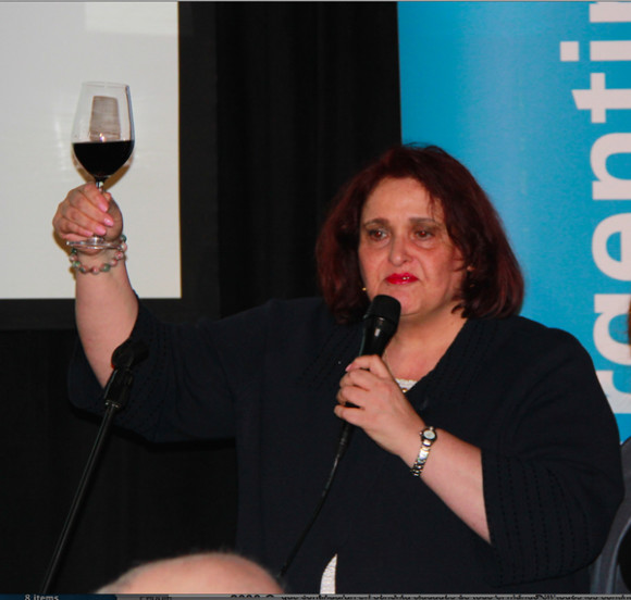 Durante un evento de promoci&oacute;n de los vinos andinoamericanos, Nora Favelukes hace gala de su carisma, dotes de oradora y profundo conocimiento de las uvas y vinos que son la pasi&oacute;n de su vida.