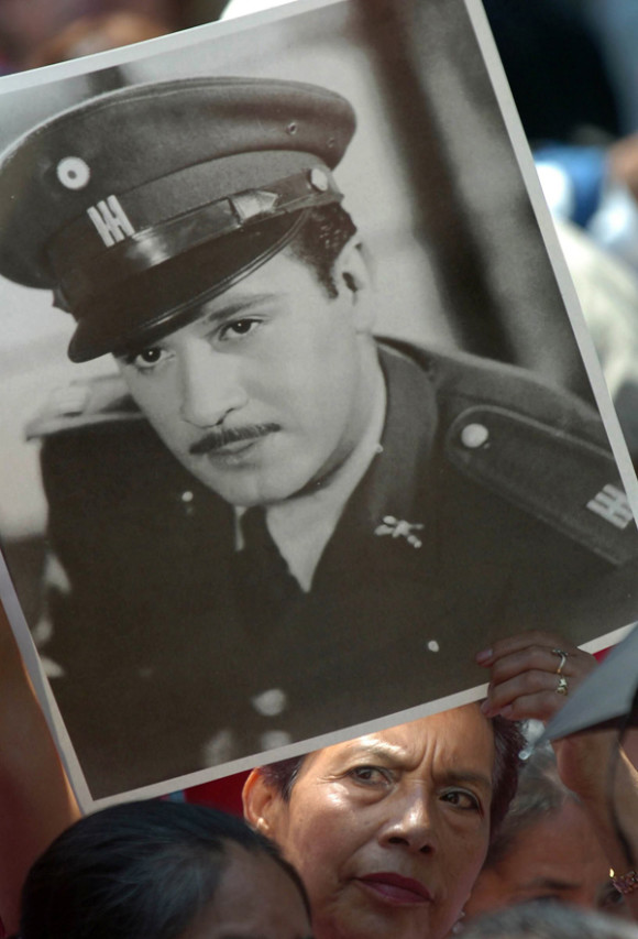 Familiares y seguidores del actor y cantante mexicano Pedro Infante muestran carteles con su foto dentro de las celebraciones para conmemorar el Aniversario de la muerte del &iacute;dolo de M&eacute;xico.