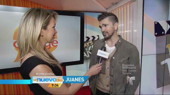 La jovial y talentosa Ver&oacute;nica es muy querida entre la plana principal de estrellas iberoamericanas. Aqu&iacute; en los estudios de NBC entrevistando al famoso cantante colombiano Juanes.