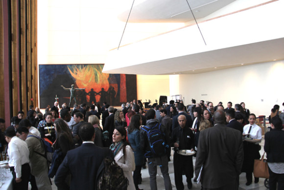 Durante la celebraci&oacute;n del retorno de &ldquo;Fraternidad&rdquo; al hall de la sede de la Organizaci&oacute;n de las Naciones Unidas en Nueva York los asistentes admiraron el mural restaurado que luce en todo su esplendor, al tiempo que degustaron de las delicias de la famosa cocina mexicana, en una pre-celebraci&oacute;n del cercano 5 de Mayo.