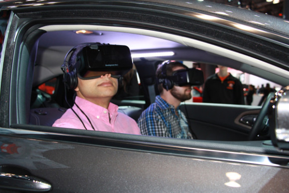 Dos hombres montado en el 2015 Chrysler 200 vieron mediante realidad virtual como el carro se hizo. 