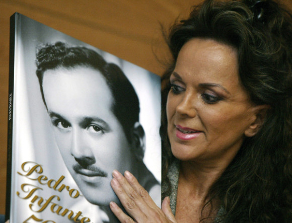 Guadalupe Infante, hija del c&eacute;lebre actor, con el libro &ldquo;Pedro Infante 50 a&ntilde;os inolvidables&rdquo;, en Ciudad de M&eacute;xico.