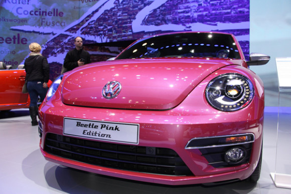 Un Beetle rosa cual forma parte de los cuatro Beetle Concepts presentados por Volkswagen para atraer nostalgia del conocido carro. 