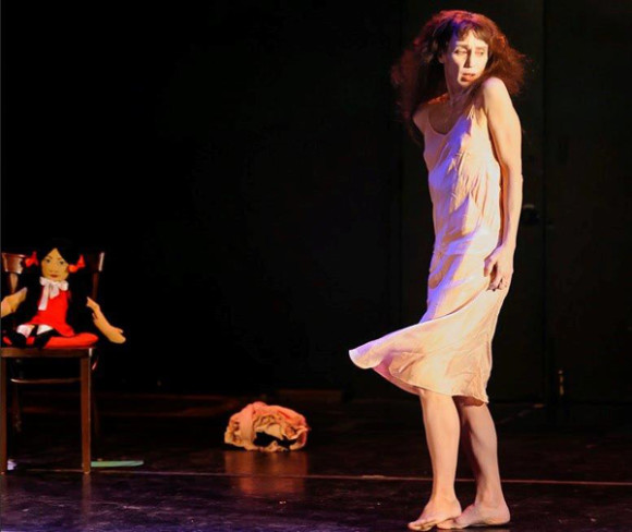 Celeste Hastings, en El canto de Carlota.