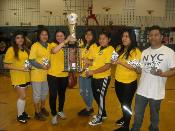 Las chicas de Las Am&eacute;ricas/MultiServicios vencieron a las Sunkist y se coronaron campeonas en la Liga de F&uacute;tbol &Aacute;ngeles en Brooklyn. Con ellas Myrna Henriquez, su m&aacute;xima dirigente (centro con trofeo en manos) y Anderson L&oacute;pez (extremo derecho), el D.T. (Foto: Buki Chapin).   