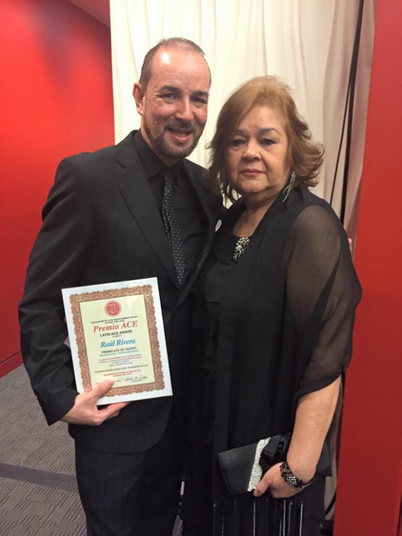 Ra&uacute;l Rivera con su se&ntilde;ora madre