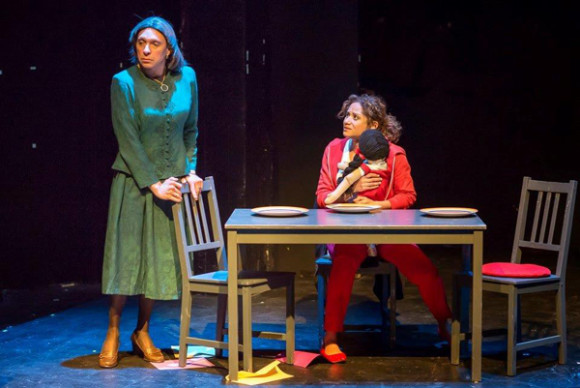 Una dramática imagen de El canto de Carlota, con Mario Golden e Yvette Quintero.