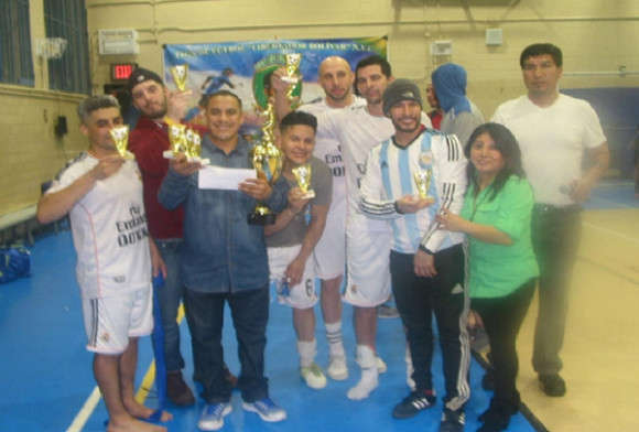 Jugadores y dirigentes del Dorian que en una dram&aacute;tica gran final venci&oacute; al Polit&eacute;cnico para coronarse 'flamante' campe&oacute;n en la Liga Libertador Bolivar NY. Aqu&iacute; los vemos mostrando sus trofeos individuales y el sobre que contiene su respectivo premio en efectivo;  Con ellos, en el extremo derecho, Franklyn y Silvia Atencia, maximos dirigentes de la Liga.  (Foto: Buki Chapin).