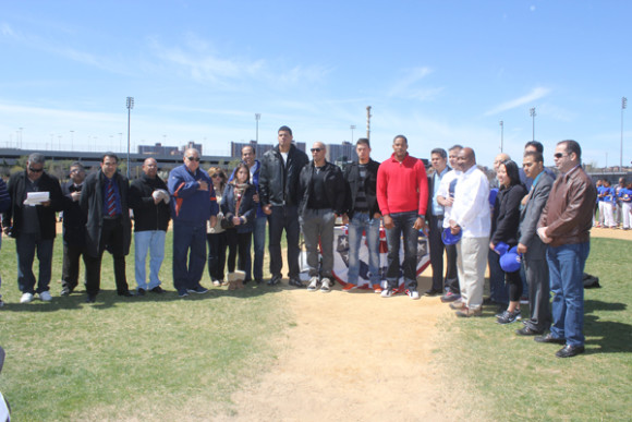 Personalidades invitadas acompa&ntilde;an a los peloteros de Grandes Ligas Jeury Familia, Wilmer Flores, Carlos Beltr&aacute;n y Dellin Betances, en la apertura 2015 de la temporada de peque&ntilde;as Ligas de la Fundaci&oacute;n Dominicana de Deportes en Nueva York.