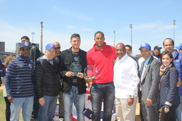 Jeury Familia y Wilmer Flores, de los New York Mets, presentan las placas que recibieron en la inauguraci&oacute;n del XXIII torneo de peque&ntilde;as ligas que puso en marcha la Fundaci&oacute;n Dominicana de Deportes en Nueva York.