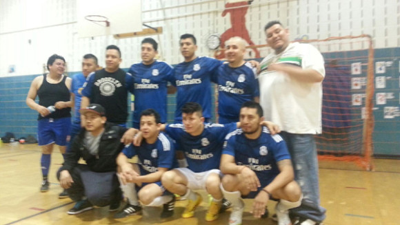 Los integrantes del equipo Pe&ntilde;arol, que est&aacute;n peleando en la Liguilla de la Liga de F&uacute;tbol &Aacute;ngeles en Brooklyn.  (Foto: Cortes&iacute;a).   