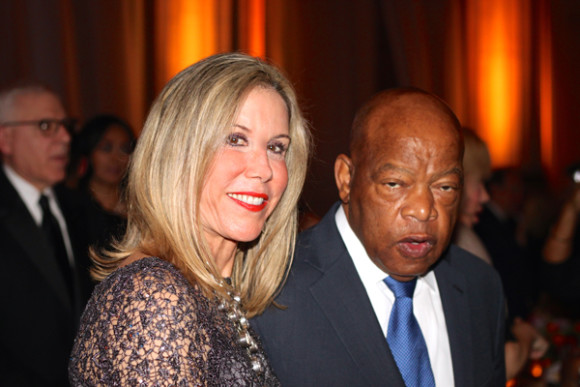 Gail M. Smith, Presidente Impacto Latin News y el Senador John Lewis.