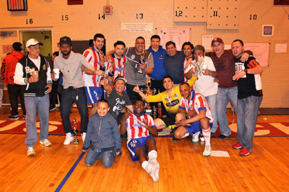 Jugadores y dirigentes del Deportivo Zona 7, que logró vencer al Morelos para recuperar el título de campeón en la Liga Ecuatoriana de Fútbol en Brooklyn. (Cortesía: Cathy Lojo).