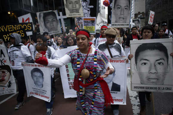 Familiares de los 43 estudiantes mexicanos desaparecidos participan en una marcha hacia la sede de las Naciones Unidas al cumplirse siete meses de su desaparici&oacute;n, en Nueva York.