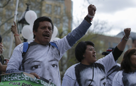 Los familiares de dos de los 43 estudiantes mexicanos desaparecidos, Clemente Rodr&iacute;guez (i), padre de Christian Rodr&iacute;guez; y Nayeli Guerrero (d), hermana de Joshivani Guerrero, participan en la marcha hacia la sede de las Naciones Unidas.