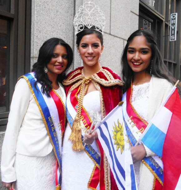 La Reina del Desfile de la Hispanidad 2014, Mikaela Gabriela Gongora y su corte.