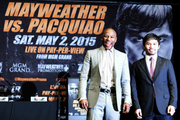 El boxeador estadounidense Floyd Mayweather Jr. (i) y el filipino Manny Pacquiao (d) posan durante una rueda de prensa  en Los &Aacute;ngeles, California, donde anunciaron su pelea en Las Vegas el pr&oacute;ximo 2 de mayo. 