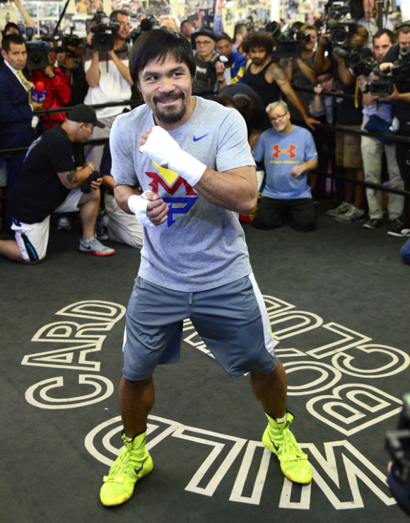 El boxeador filipino y campe&oacute;n mundial en ocho divisiones Manny Pacquiao entrena frente periodistas  el 15 de abril de 2015, en el club de boxeo Wild Card, en Hollywood, California.