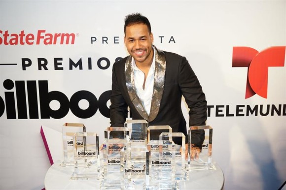 Romeo Santos posa con los galardones recibidos en la ceremonia de entrega de los premios Billboard de la M&uacute;sica Latina 2015 