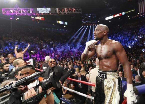 El campeón estadounidense Floyd Mayweather Jr. (d) celebra su victoria