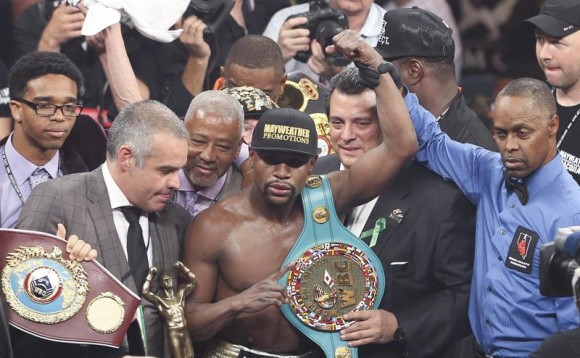 Los jueces del combate dieron ganador a Mayweather Jr. con cartulinas de 118-110 que entregó Burt Clemens, mientras que Dave Moretti y Glenn Feldman dieron 116-112 cada uno.
