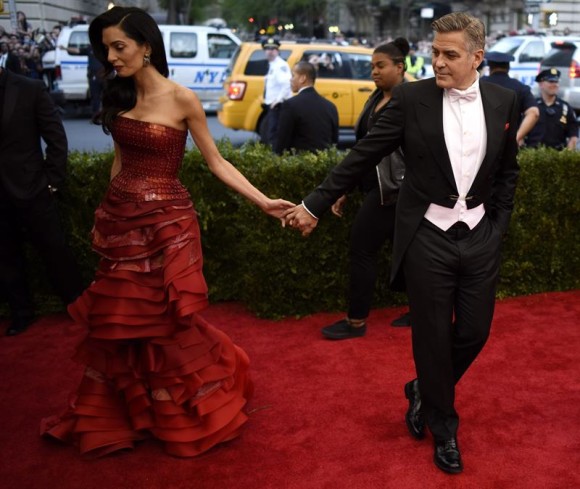 George Clooney (d) y su esposa Amal Clooney 