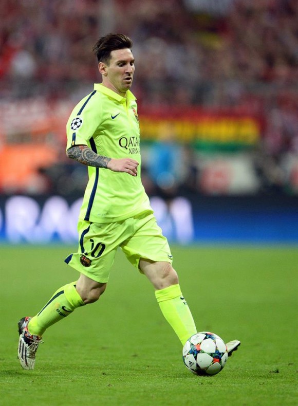 El jugador de Barcelona Lionel Messi conduce el balón durante el segundo partido de una de las semifinales de la Liga de Campeones de la UEFA, entre Barcelona y Bayern, en el estadio Allianz Arena de Múnich