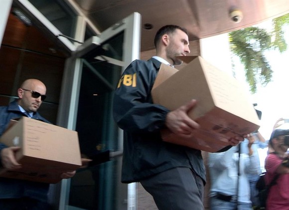 Agentes del FBI llevan cajas hacia sus vehículos durante una búsqueda en la oficina de Norte América de la Confederación de Norteamérica, Centroamérica y del Caribe de Fútbol (CONCACAF) en el marco de la investigación del caso FIFA, en Miami.