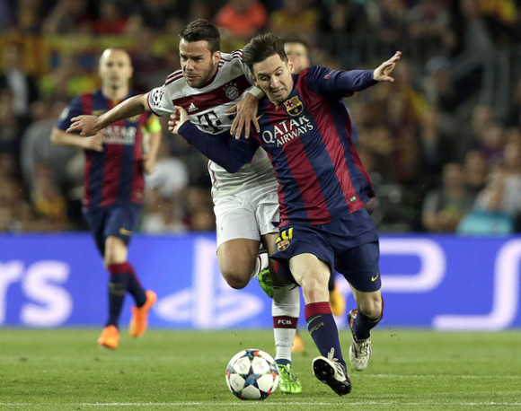 El delantero argentino del FC Barcelona Leo Messi (d) lucha el bal&oacute;n con Juan Bernat (i), del Bayern de Munich.