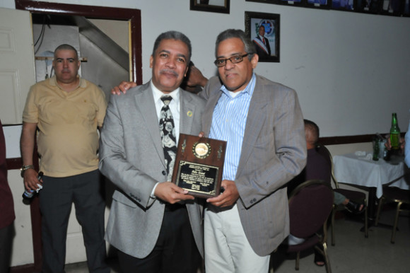 F&eacute;lix Grant en compa&ntilde;&iacute;a del expresidente del Centro Cultural y Deportivo Dominicano (CCDD), Santiago Gonz&aacute;lez, que durante su presidencia del 1990 fuera admitido como socio de la instituci&oacute;n.