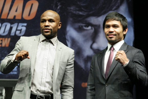 El boxeador estadounidense Floyd Mayweather Jr. (i) y el boxeador filipino Manny Pacquiao posan durante una rueda de prensa donde se anuncia su pr&oacute;xima pelea en Las Vegas el 2 de mayo. 