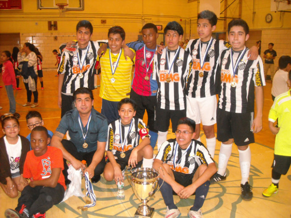 Los jovencitos del Shark Boys nuevamente conquistaron otro campeonato en la Categor&iacute;a Sub-14, tras ganar el cuadrangular organizado por la Chapina Youth Soccer League. Con ellos su orgulloso Director T&eacute;cnico, Moises Rivera (de rodillas, extremo izquierdo). (Foto: Buki Chapin).