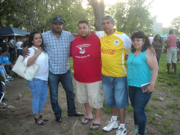 Empez&oacute; la fiesta en la cancha del Ferry Point en El Bronx y aqu&iacute; vemos compartiendo con Yanuario "Nayo" Paz (segundo de la derecha), asistente t&eacute;cnico de El Salvador C.A., Vanessa Campos (estilista), Wilmer Urbina, Yanuario Marvin Bronfield y Ana Duran. (Foto Buki Chapin