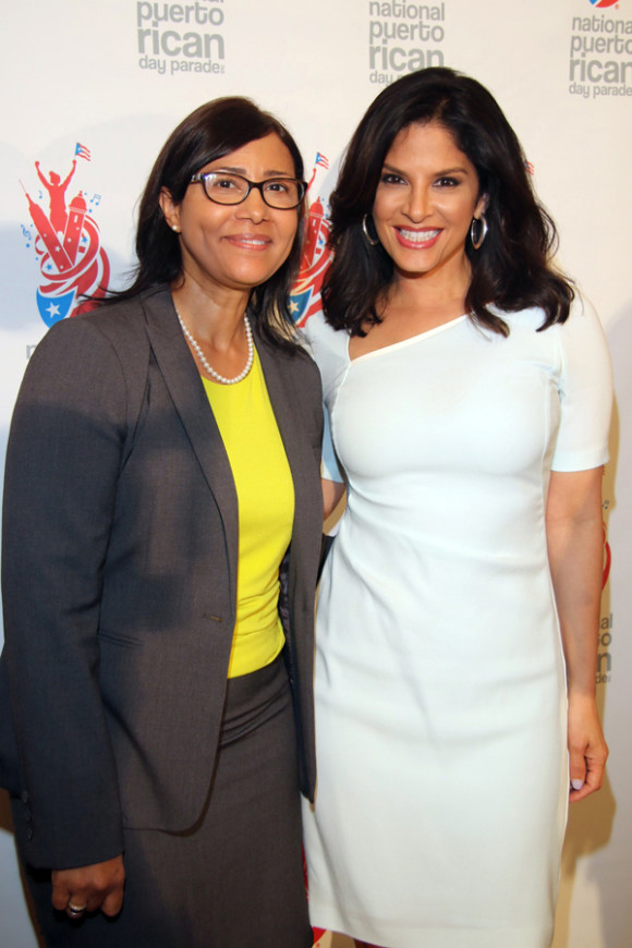 Rosa J. Guti&eacute;rrez (Tesorera de NPRDP) presenta la prensa a Darlene Rodr&iacute;guez como Embajadora 2015 del Desfile Nacional Puertorrique&ntilde;o.