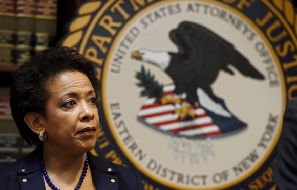 La fiscal general de Estados Unidos, Loretta E. Lynch durante una rueda de prensa celebrada en Brooklyn, Nueva York anunci&oacute; los cargos contra 14 personas de la FIFA por diversos delitos, el mayor de ellos el de crimen organizado. 
