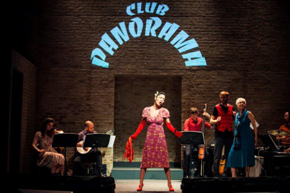Caridad de la Luz, en plena actuaci&oacute;n como Betsy en el Club Panorama.