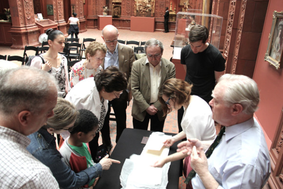 Luego de la conferencia la Dra. Dom&eacute;nech junto al Dr. Marcus Burke, curador de la Hispanic Society mostraron a los asistentes los dibujos a l&aacute;piz del famoso artista espa&ntilde;ol del Siglo XIX que son parte de la colecci&oacute;n de la prestigiosa entidad cultural.