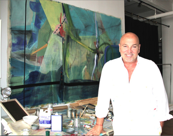 El famoso Maestro Daniel Bottero rodeado de su familia artística, sus óleos, sus épocas, sus pinceles, que son parte del universo creativo que genera con pasión, vocación y vehemencia.