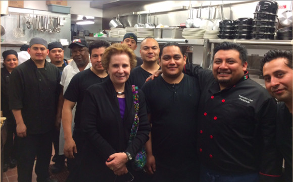 La Embajadora Sandra Fuentes-Berain felicitando al personal 99% mexicano que labora en la cocina del flamante Malt House en Wall Street, cuyo Chef Ejecutivo es alumno del Programa de Capacitaci&oacute;n que ofrece el Consulado General de M&eacute;xico en Nueva York.